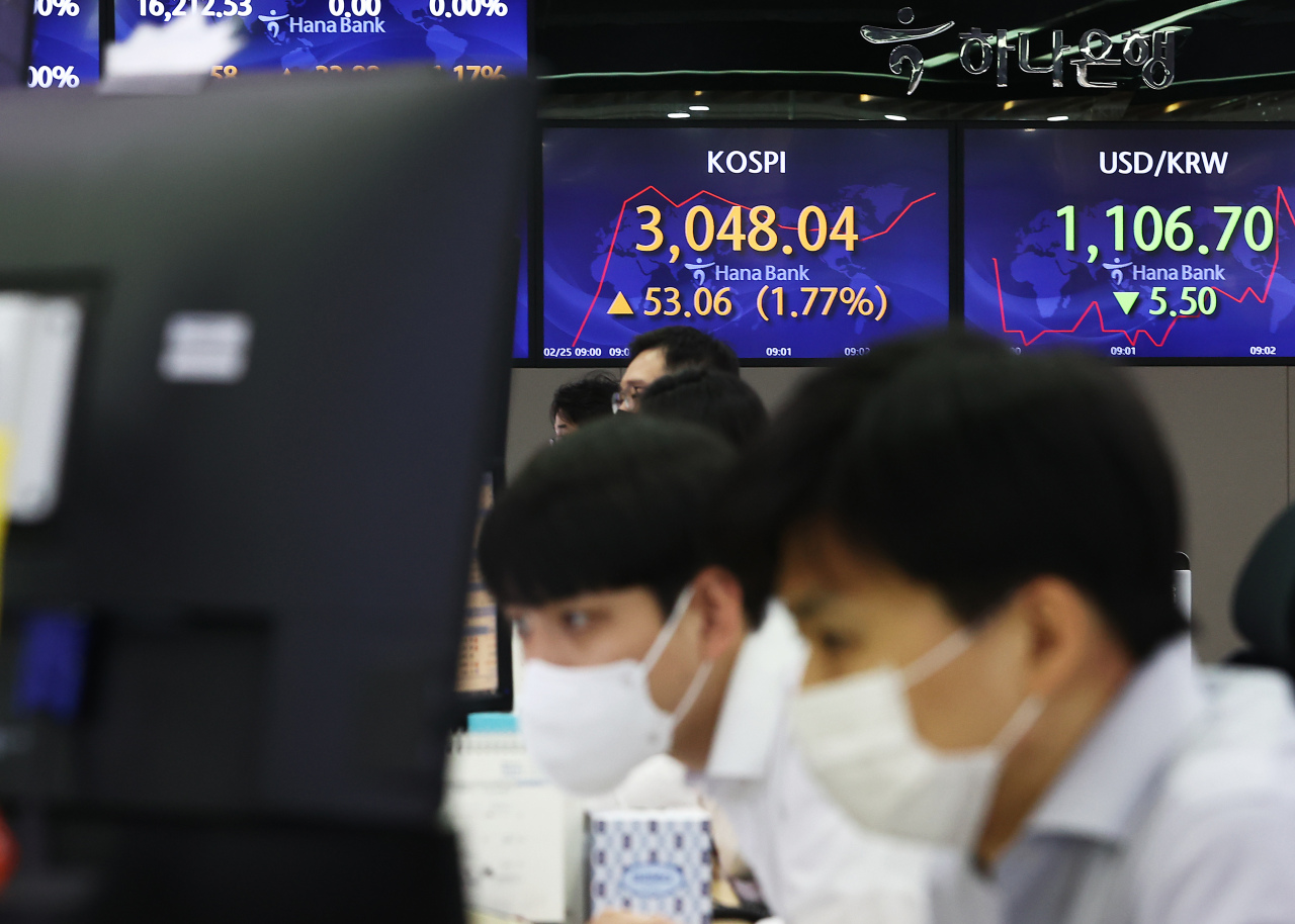 The benchmark Korea Composite Stock Price Index (KOSPI) figures are displayed at a dealing room of a local bank in Seoul, Thursday. (Yonhap)