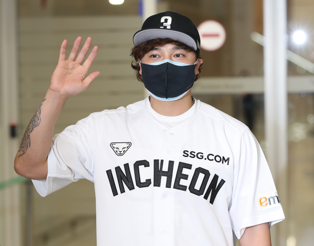 Choo Shin-soo of the Korea Baseball Organization club owned by Shinsegae Group poses in his new club's temporary jersey after arriving at Incheon International Airport in Incheon, just west of Seoul, on Thursday. (Yonhap)