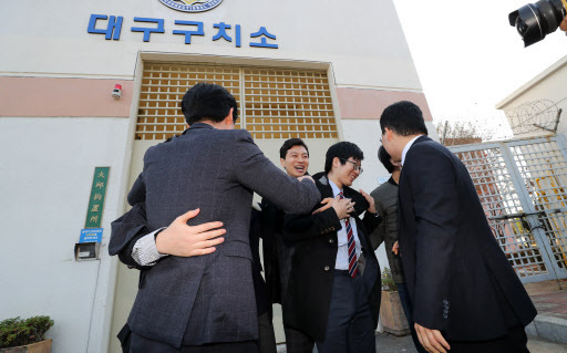 A conscientious objector rejoices with family members after being released on parole from a detention house in Daegu, 300 kilometers southeast of Seoul, on Nov. 30, 2018. Fifty-eight people who were jailed for refusing to serve through the country's military draft were freed on the day following the Supreme Court's Nov. 1 ruling that religious and conscientious beliefs are valid reasons for refusing to serve. (Yonhap)