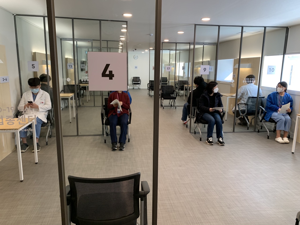 Newly vaccinated health care workers are seated in the observation room as they are monitored for possible side effects. (Kim Arin/The Korea Herald)
