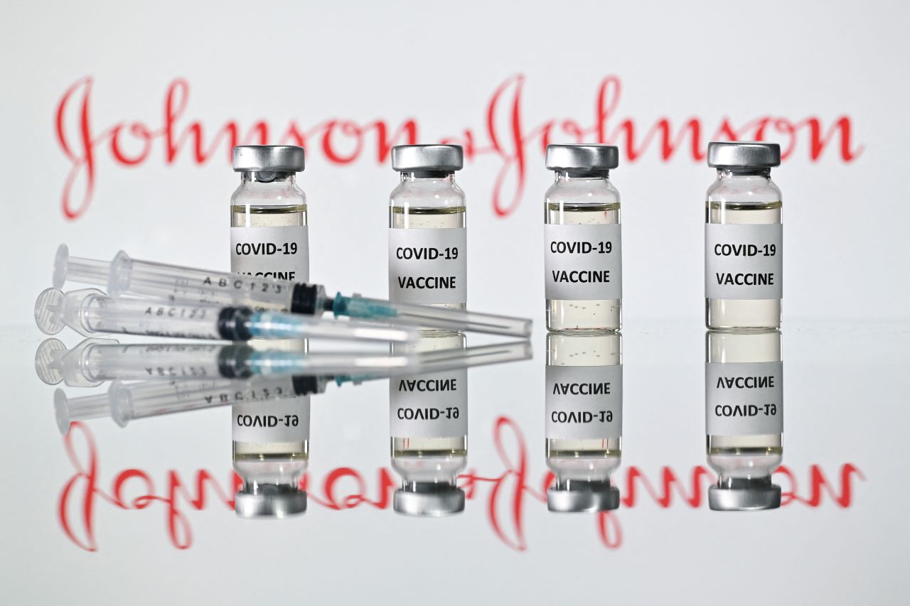 A file photo taken on November 17, 2020 shows vials with Covid-19 Vaccine stickers attached and syringes with the logo of US pharmaceutical company Johnson & Johnson in London. The US Food and Drug Administration (FDA) on Saturday issued emergency use authorization for the Johnson & Johnson Covid-19 vaccine. (AFP-Yonhap)