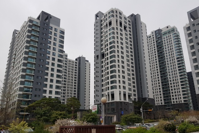 The Banpo Acroriver Park apartment complex is one of the most expensive in Seoul. (Korea Herald file photo)