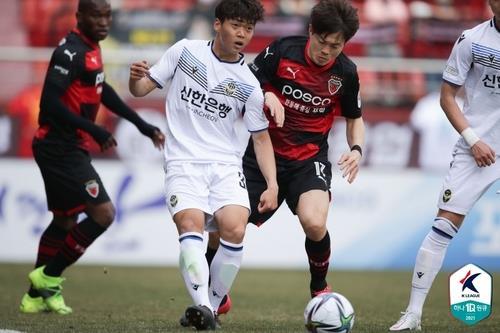 Kim Chae-woon of Incheon United (C) battles Shin Kwang-hoon of Pohang Steelers (R) for the ball during their K League 1 match at Pohang Steel Yard in Pohang, 370 kilometers southeast of Seoul last Sunday, in this photo provided by the Korea Professional Football League. (Korea Professional Football League)