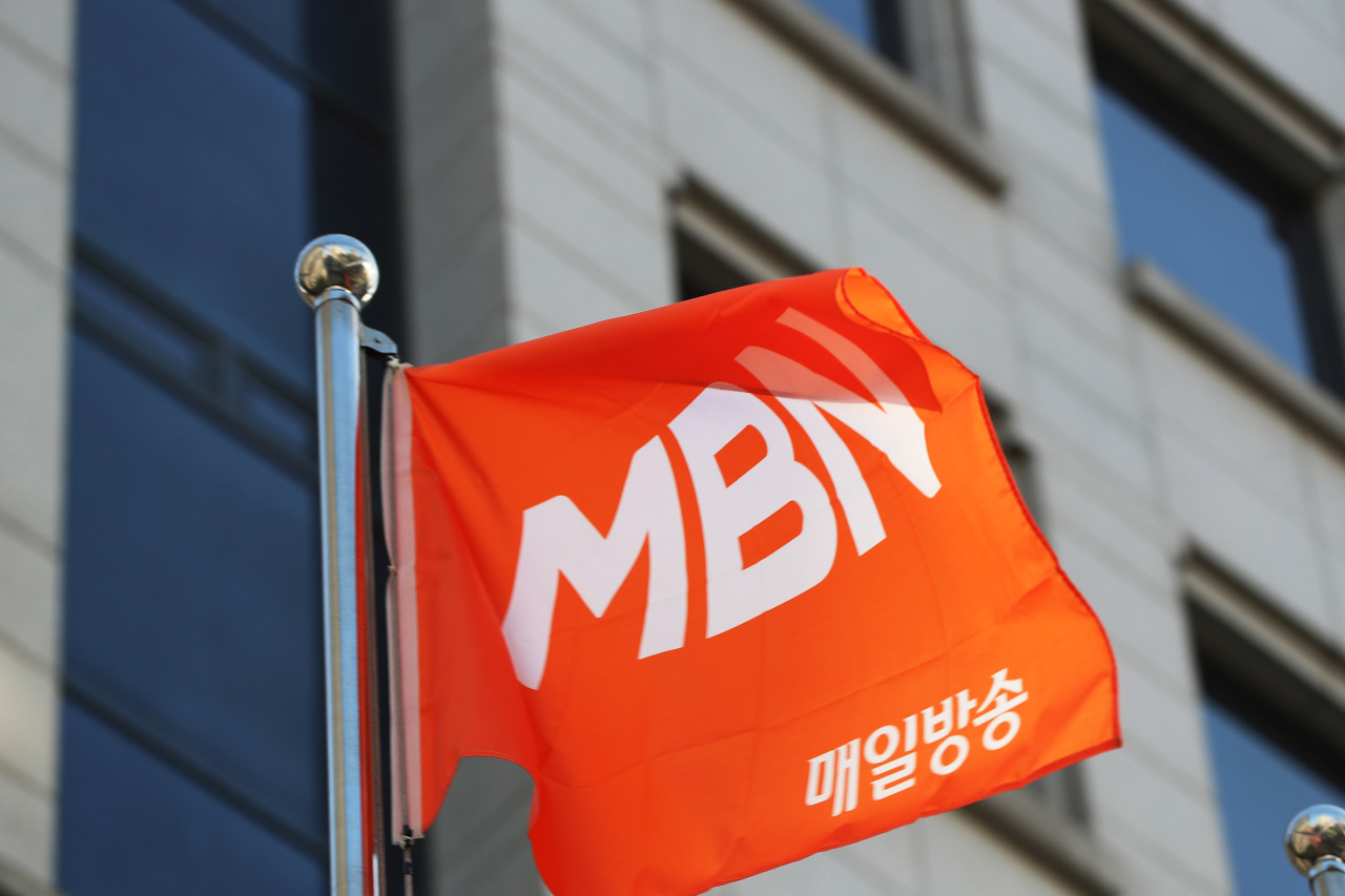 This file photo from Oct. 30, 2020, shows a flag with the logo of local cable channel MBN in front of its offices in central Seoul. (Yonhap)