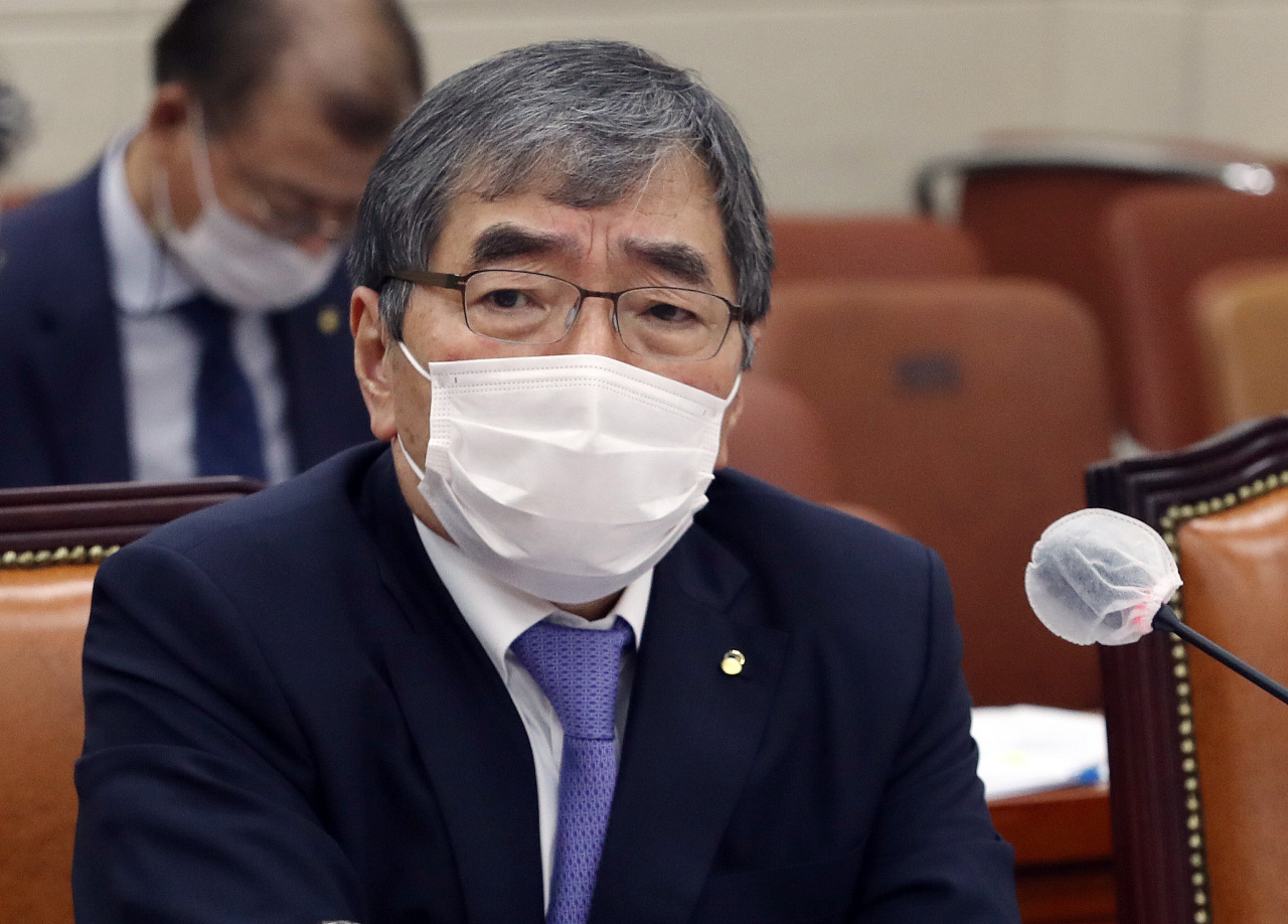 Financial Supervisory Service Gov. Yoon Suk-heun speaks at a parliamentary audit session held on the financial watchdog in October last year. (Yonhap)