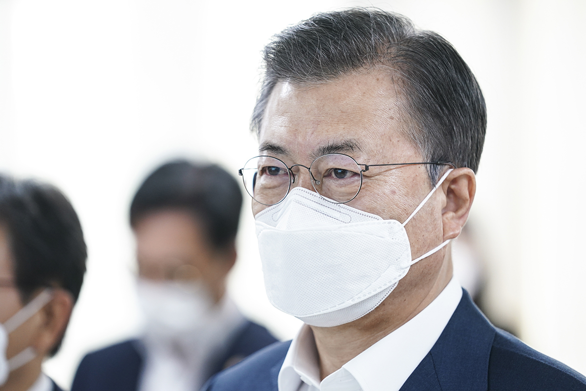 President Moon Jae-in visits a public health center in western Seoul on Feb. 26, the first day of the nation's vaccination campaign. (Cheong Wa Dae)