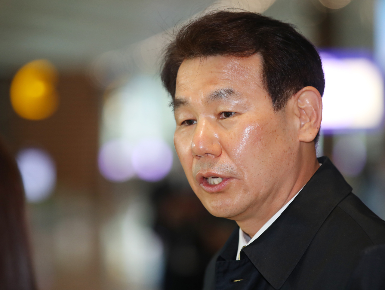 Jeong Eun-bo, South Korea's chief negotiator in defense cost-sharing talks with the US, speaks to reporters at Incheon International Airport on Thursday. (Yonhap)