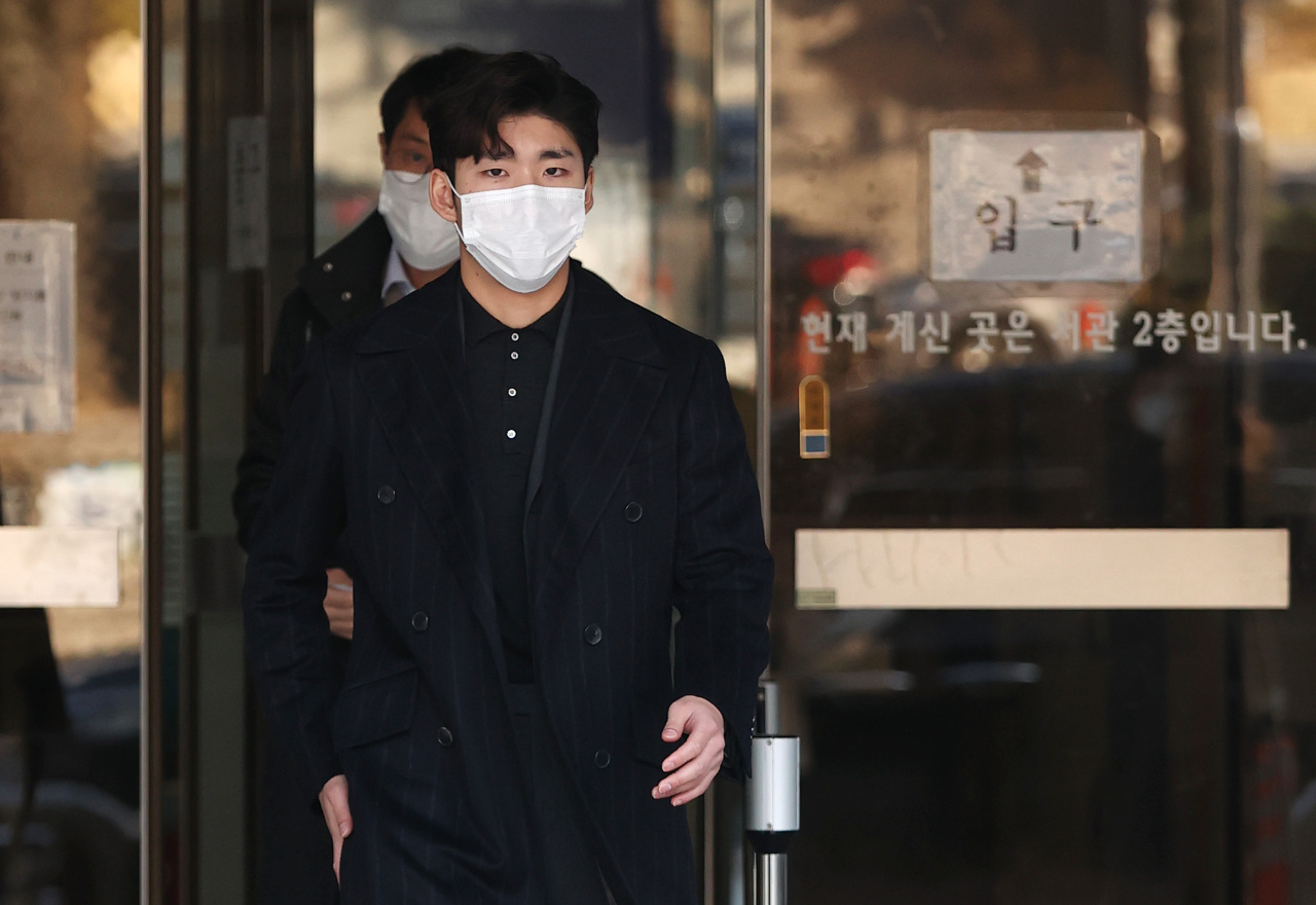 In this file photo from Nov, 27, 2020, South Korean short track speed skater Lim Hyo-jun leaves the Seoul Central District Court after having his sexual harassment conviction overturned in an appeal. (Yonhap)