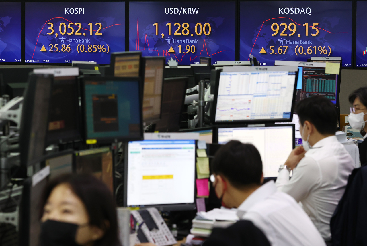 The benchmark Korea Composite Stock Price Index (Kospi) figures are displayed at a dealing room of a local bank in Seoul, Monday. (Yonhap)