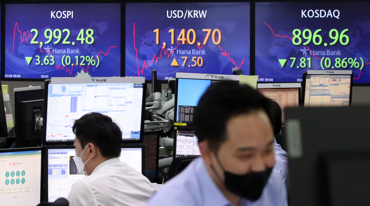 The benchmark Korea Composite Stock Price Index (Kospi) figures are displayed at a dealing room of a local bank in Seoul, Tuesday. (Yonhap)