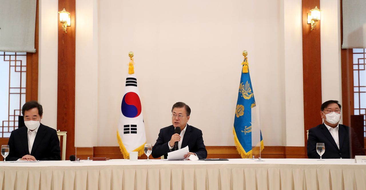 This file photo shows President Moon Jae-in (C) speaking during a meeting with ruling Democratic Party leaders at Cheong Wa Dae on Feb. 19, 2021. (Yonhap)