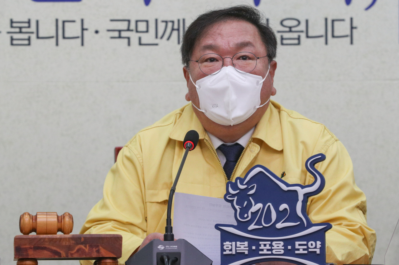 Rep. Kim Tae-nyeon, the ruling Democratic Party's floor leader, speaks during a party leadership meeting held at the National Assembly Complex in southern Seoul on Wednesday. (Yonhap)