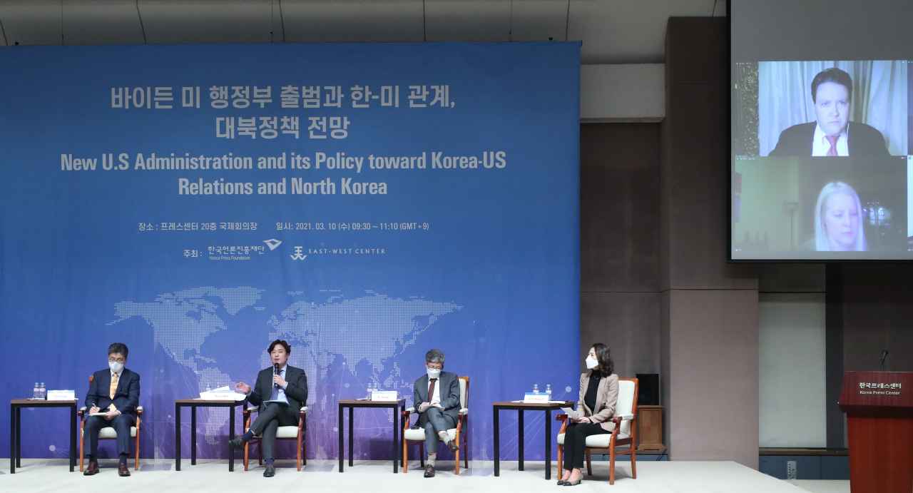 An official from South Korea’s Foreign Ministry and experts on inter-Korean affairs discuss US policy on North Korea at a virtual forum in Seoul on Wednesday. A US official and US experts took part in the discussion online. (Yonhap)