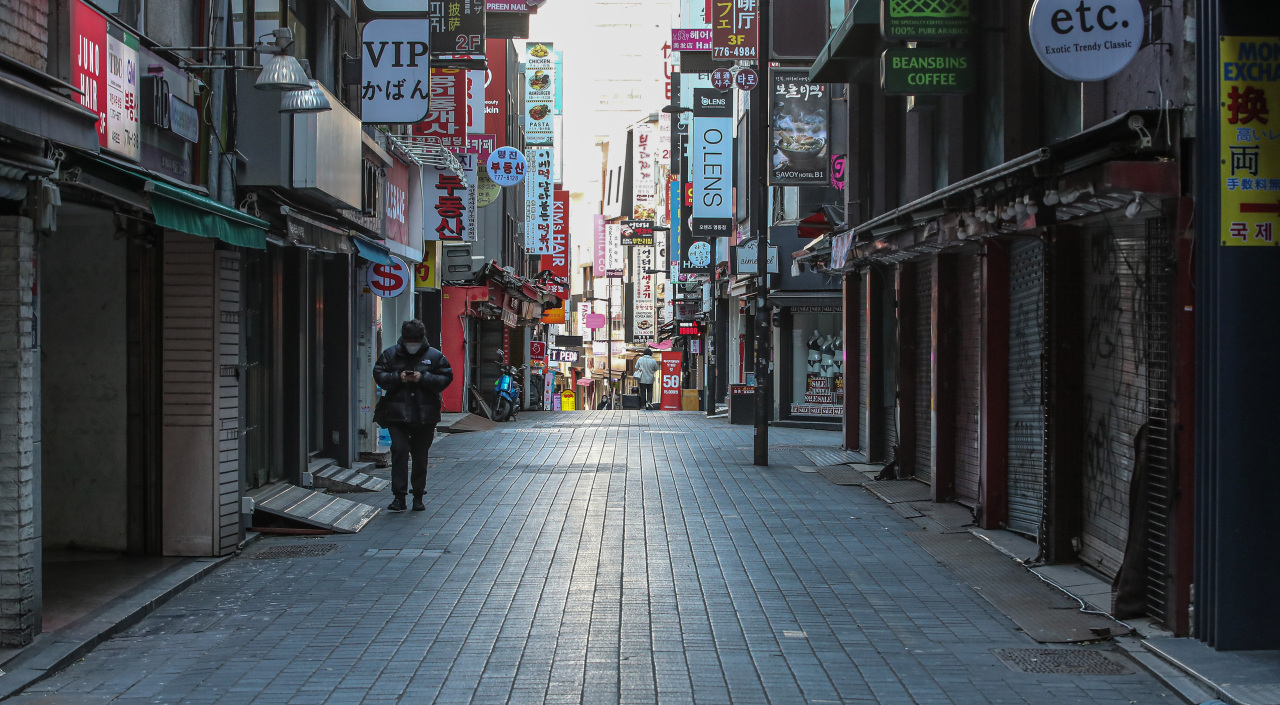 A street in Myeong-dong, a popular tourist district in Seoul, appears empty last January. (Yonhap)