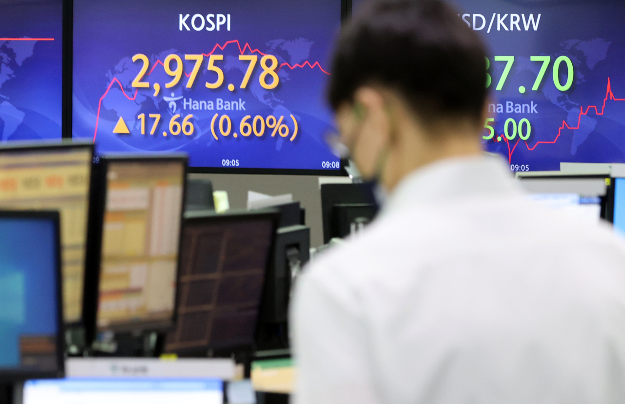 The benchmark Korea Composite Stock Price Index (Kospi) figures are displayed at a dealing room of a local bank in Seoul, Thursday. (Yonhap)