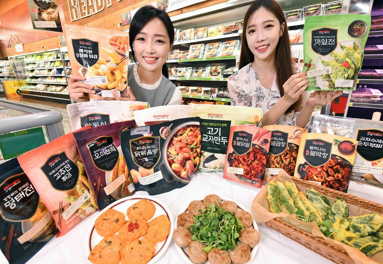 Models pose with home meal replacement products in this file photo released by Homeplus, a local discount store chain operator. (Yonhap)