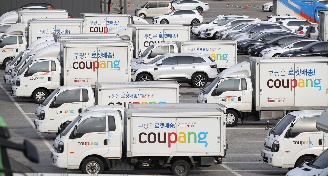 Coupang’s delivery trucks at a parking lot in Seoul. (Yonhap)