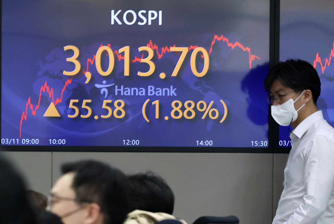 Electronic signboards at the trading room of Hana Bank in Seoul show the benchmark Kospi closed at 3,013.7 on Thursday, advanced 55.58 points, or 1.88 percent from the previous session's close. (Yonhap)