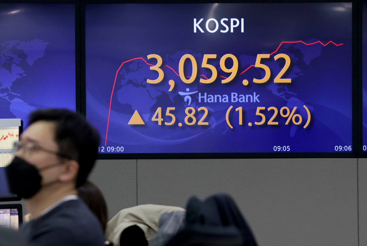 The benchmark Korea Composite Stock Price Index (Kospi) figures are displayed at a dealing room of a local bank in Seoul, Friday. (Yonhap)