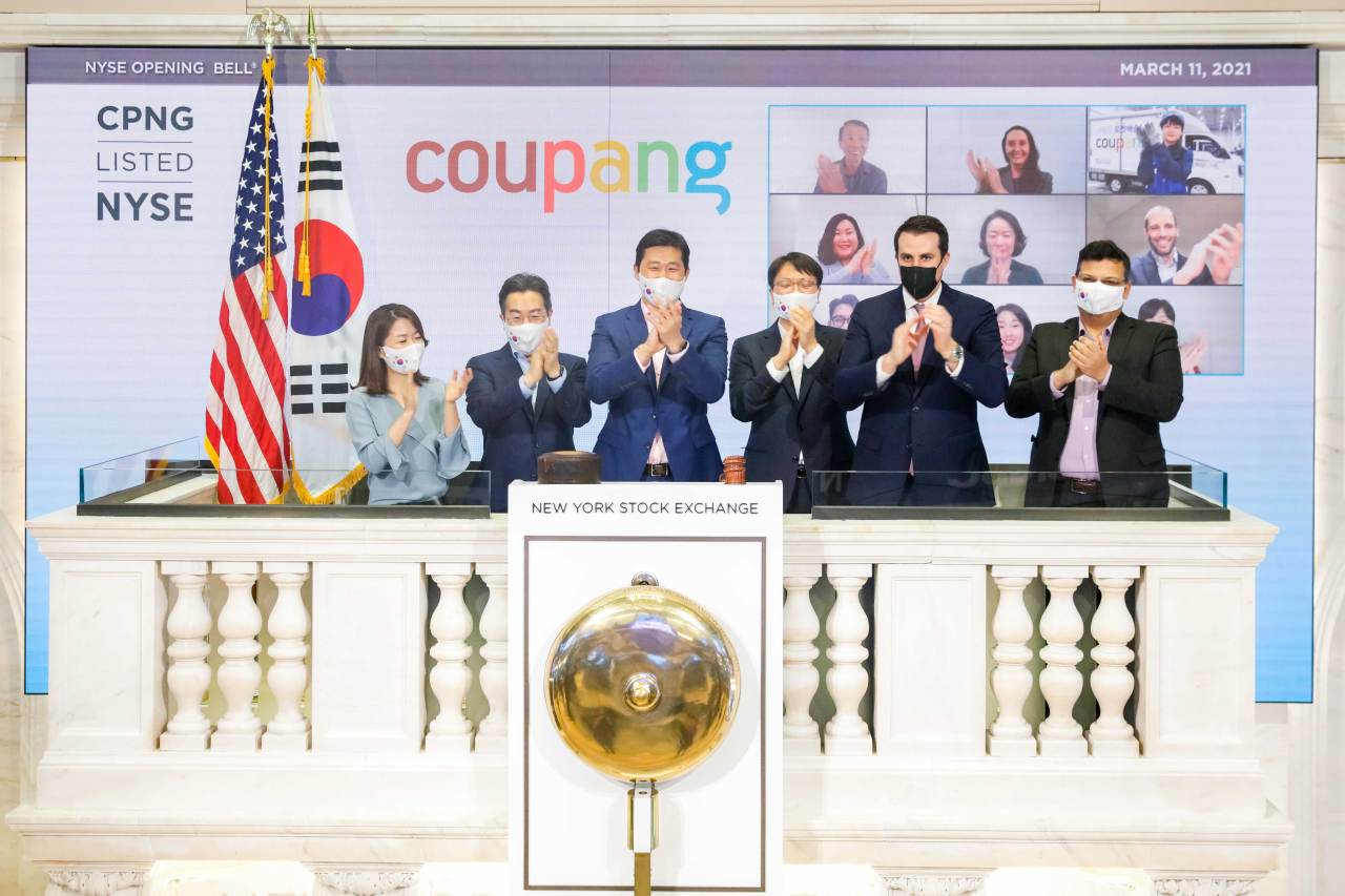 Coupang CEO Kim Bom-suk (third from left) and NYSE Vice Chairman John Tuttle (second from right) celebrate the company’s market debut on the New York Stock Exchange on Thursday (Eastern Standard Time). (Coupang Corp.)