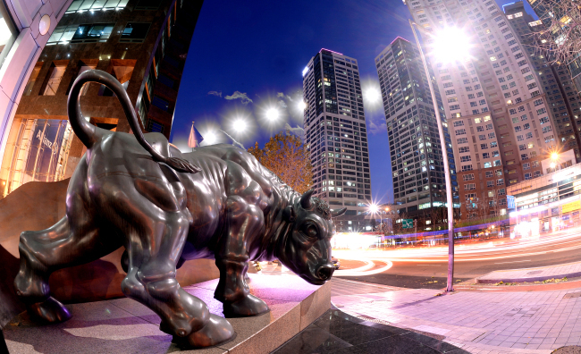 A bull statue in front of the Korea Financial Investment Association headquarters in Seoul. (Herald DB)