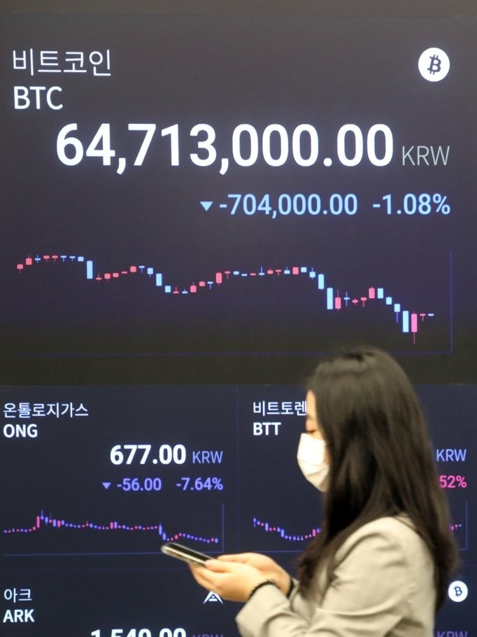 The electronic board of a cryptocurrency exchange in Seoul shows the price of bitcoin during a trading session on Feb. 22, 2021. (Yonhap)