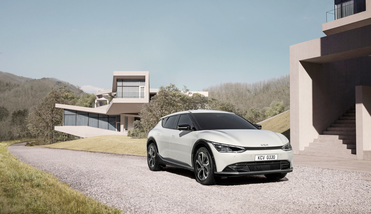 Kia unveils the EV6, its first all-electric vehicle to be equipped with Hyundai Motor Group’s exclusive electric vehicle operating platform, E-GMP. (Kia)