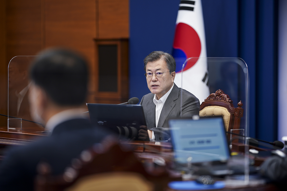 President Moon Jae-in speaks at a weekly meeting with key aides at Cheong Wa Dae on Monday. (Cheong Wa Dae)