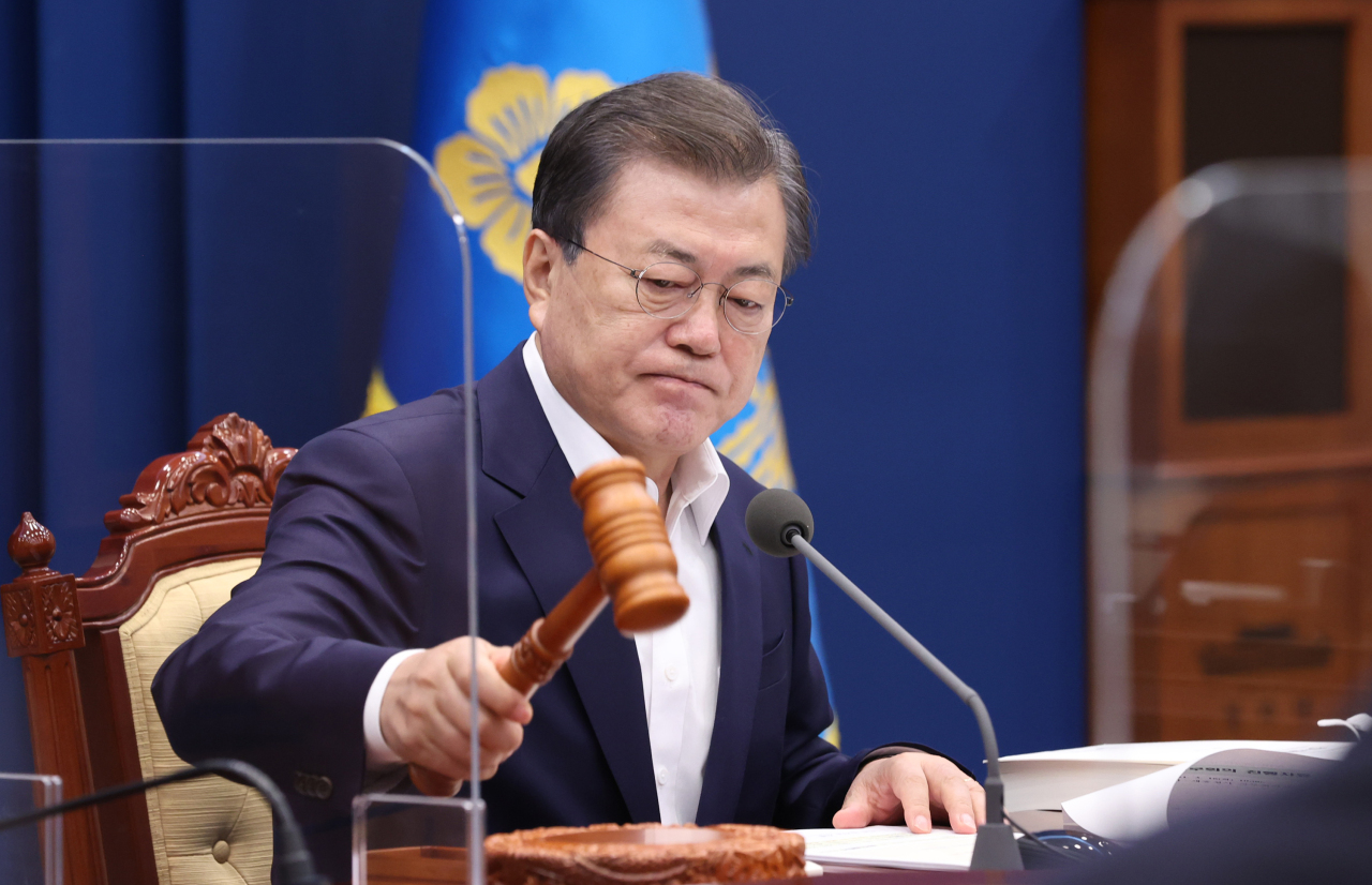 President Moon Jae-in chairs a weekly Cabinet meeting at Cheong Wa Dae in Seoul on Tuesday. (Yonhap)