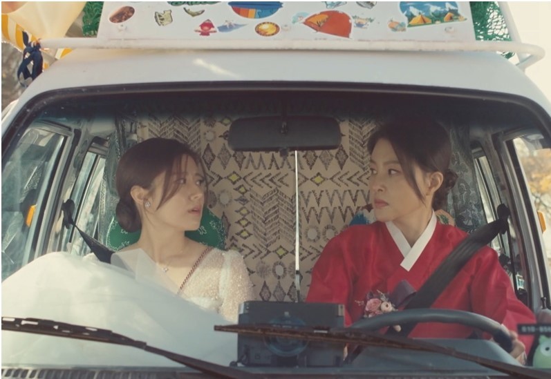 Actresses Nam Ji-hyun (left) and Park Ji-young in “Off the Course” (JTBC)
