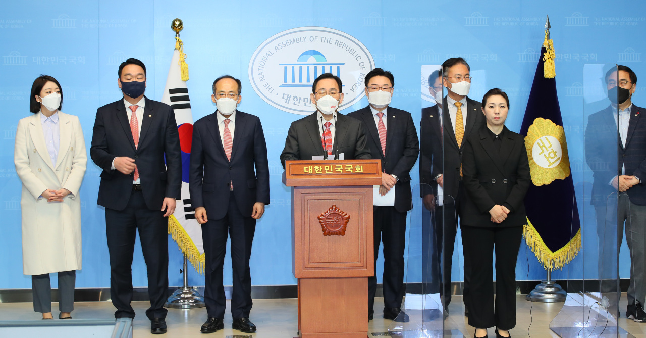 People Power Party floor leader Rep. Joo Ho-young (C) calls for parliamentary and special counsel probes into a widening land speculation scandal, during a press conference on Tuesday. (Yonhap)