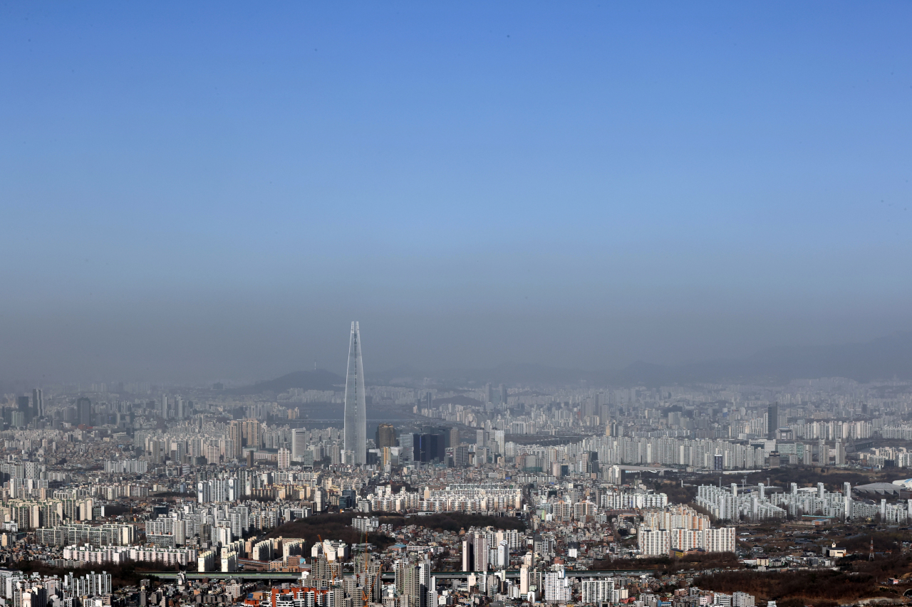 Seoul is shrouded with a layer of yellow dust originating from northern China on Tuesday. (Yonhap)
