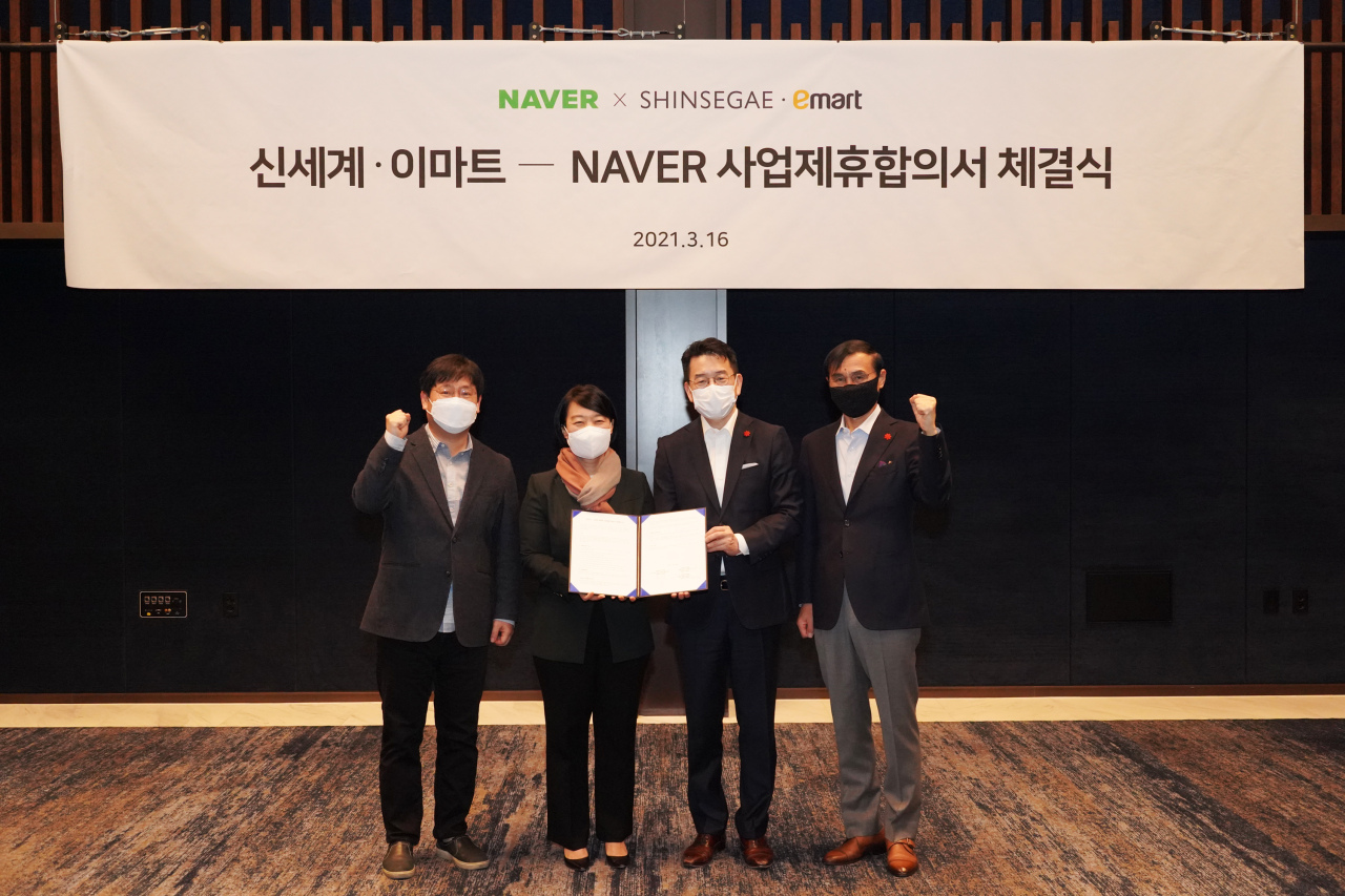 From left: Naver Chief Financial Officer Choi In-hyuk, Naver CEO Han Seong-sook, E-mart CEO Kang Heui-seok and Shinsegae CEO Cha Jeong-ho pose during a strategic partnership agreement ceremony at JW Marriott Hotel in Seoul on Tuesday. (Shinsegae Group)