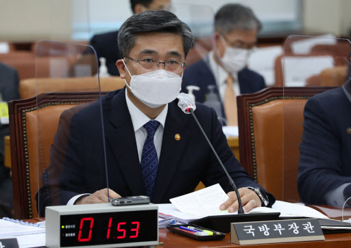 Defense Minister Suh Wook speaks during a parliamentary session in Seoul (Yonhap)