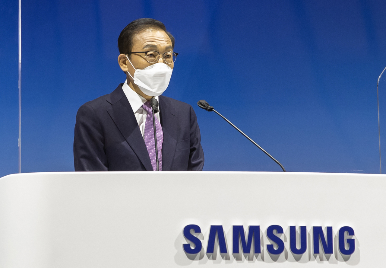 Kim Ki-nam, vice chairman of Samsung Electronics, speaks during an annual shareholders meeting in Suwon, just south of Seoul, Wednesday. (Yonhap)