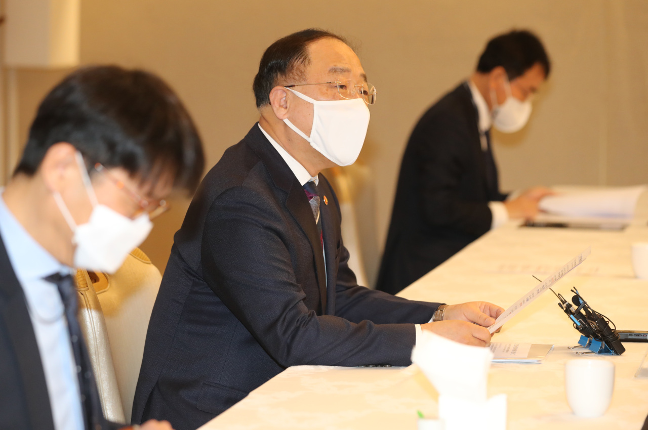 Finance Minister Hong Nam-ki, who doubles as the deputy prime minister for economic affairs, speaks during a meeting of related ministers at the government complex in Seoul on Wednesday, to check the country's real estate market and discuss policies aimed at stabilizing it. (Yonhap)