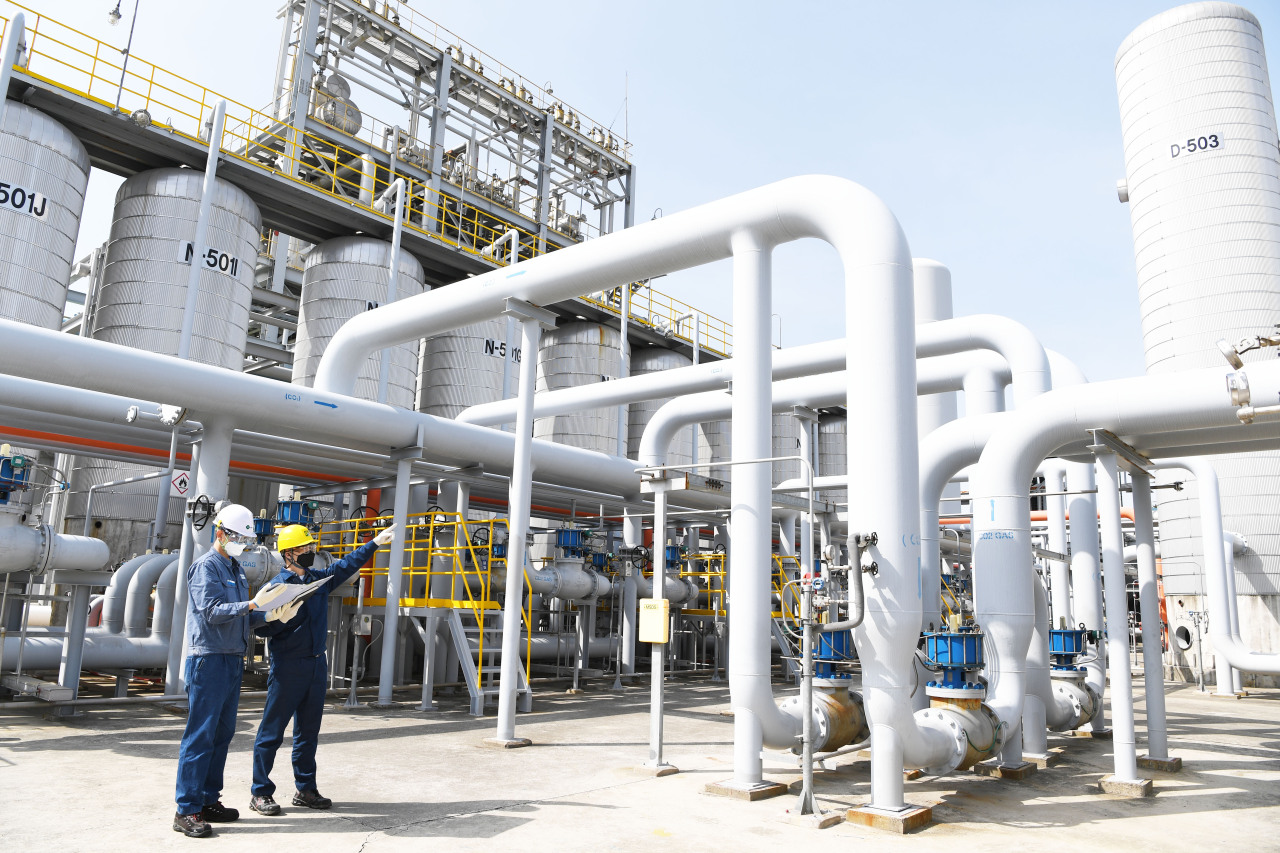 S-Oil officials check by-product gas pipelines at its Ulsan plant. The pipelines will supply gases to a nearby Dong Kwang Chemical facility, where carbon will be extracted, refined and then transformed into commercial products. (S-Oil)