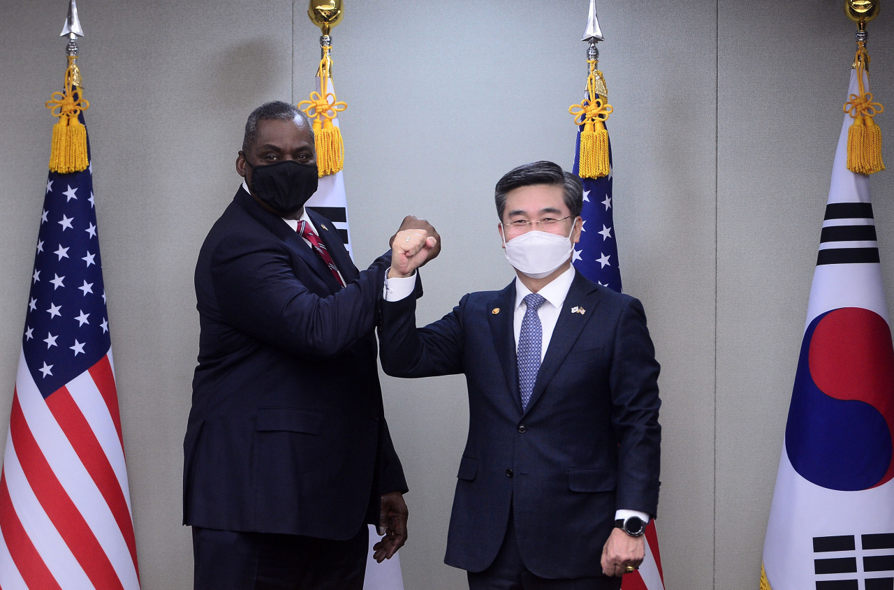 South Korean Defense Minister Suh Wook (R) and his US counterpart, Lloyd Austin, pose for a photo prior to their talks at the defense ministry in Seoul on Wednesday. Austin arrived in Seoul earlier in the day for a three-day visit. (Yonhap)