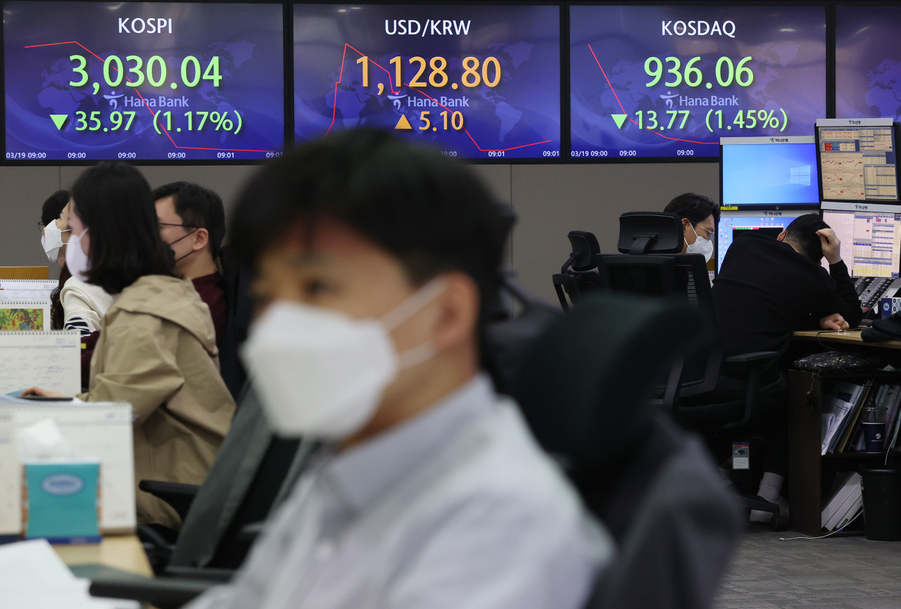 The benchmark Korea Composite Stock Price Index (Kospi) figures are displayed at a dealing room of a local bank in Seoul, Friday. (Yonhap)