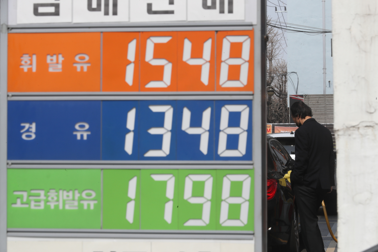 This photo, taken on Sunday, shows gas prices at a filling station in Seoul. (Yonhap)