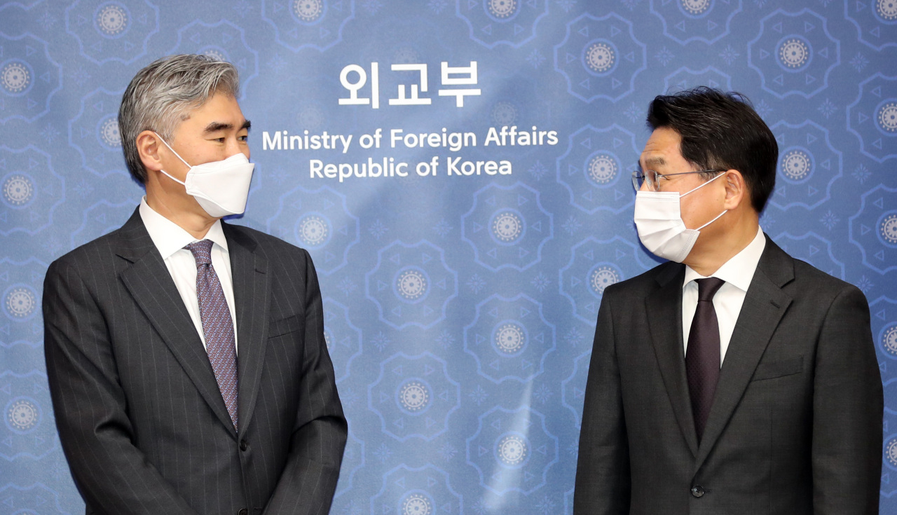 Sung Kim (left), acting US assistant secretary of state for East Asian and Pacific affairs, poses with Noh Kyu-duk, South Korea's top nuclear envoy, before the talks at the Foreign Ministry on Friday. (Yonhap)
