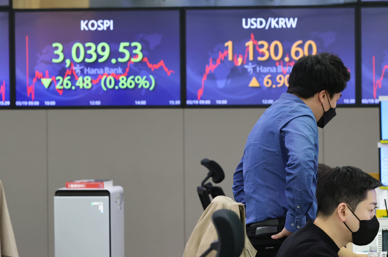 The benchmark Korea Composite Stock Price Index (Kospi) figures are displayed at a dealing room of a local bank in Seoul, Friday. (Yonhap)