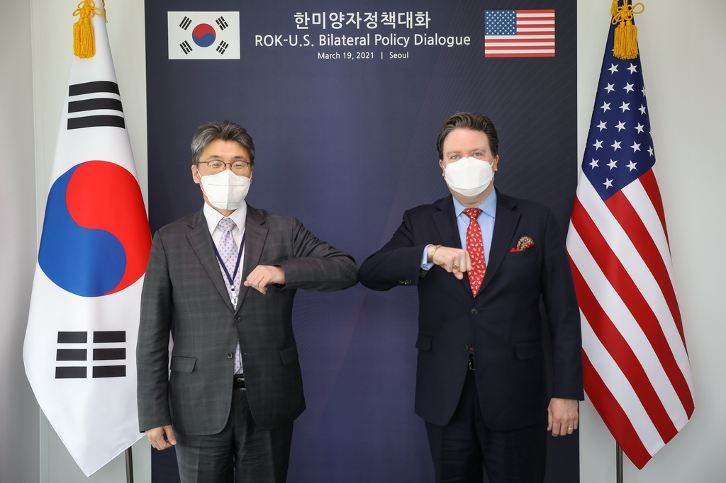Koh Yun-ju (L), the foreign ministry's director general for North American affairs, and Marc Knapper, deputy US assistant secretary of state for Korea and Japan, pose for a photo before their talks at the ministry in Seoul on Friday, in this photo released by the ministry. (Ministry of Foreign Affairs)