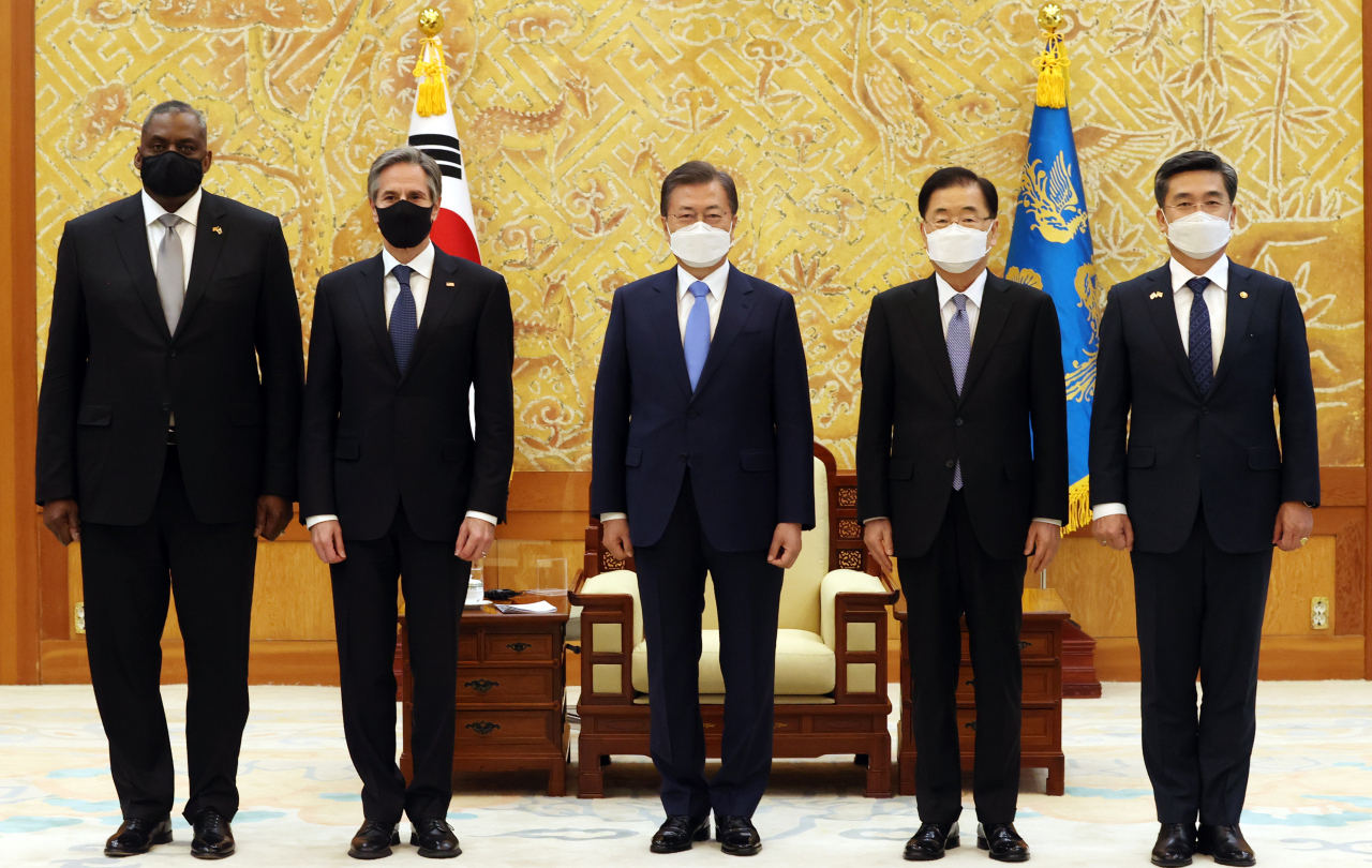 President Moon Jae-in (center), US Secretary of State Blinken, Defense Secretary Austin, South Korean Foreign Minister Chung and Defense Minister Suh (from left to right) pose for a photo at Cheong Wa Dae, March 18, 2021. (Yonhap)
