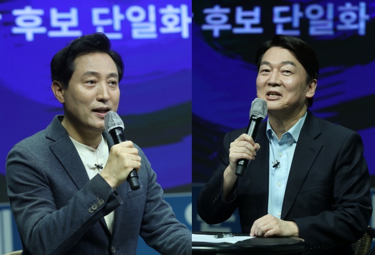 Opposition candidates for next month's Seoul mayoral by-election Oh Se-hoon (left) and Ahn Cheol-soo