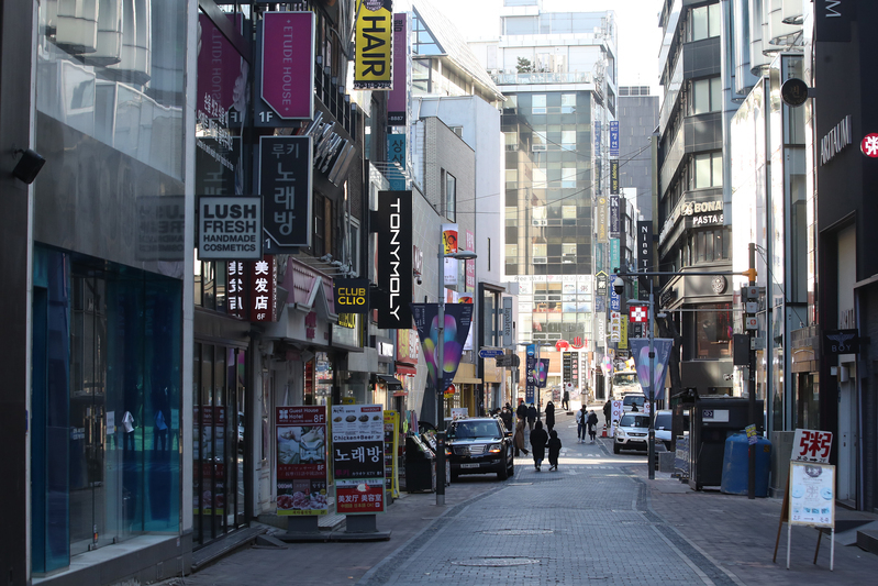 A street in Myeong-dong, central Seoul, is deserted Feb. 13. (Yonhap)