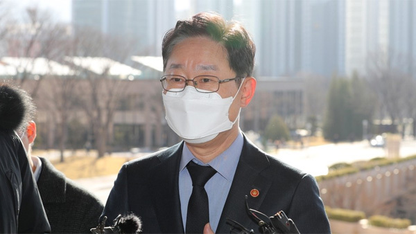 Justice Minister Park Beom-kye answers questions in front of his office at the government complex in Gwacheon, south of Seoul, on March 22, 2021. (Yonhap)