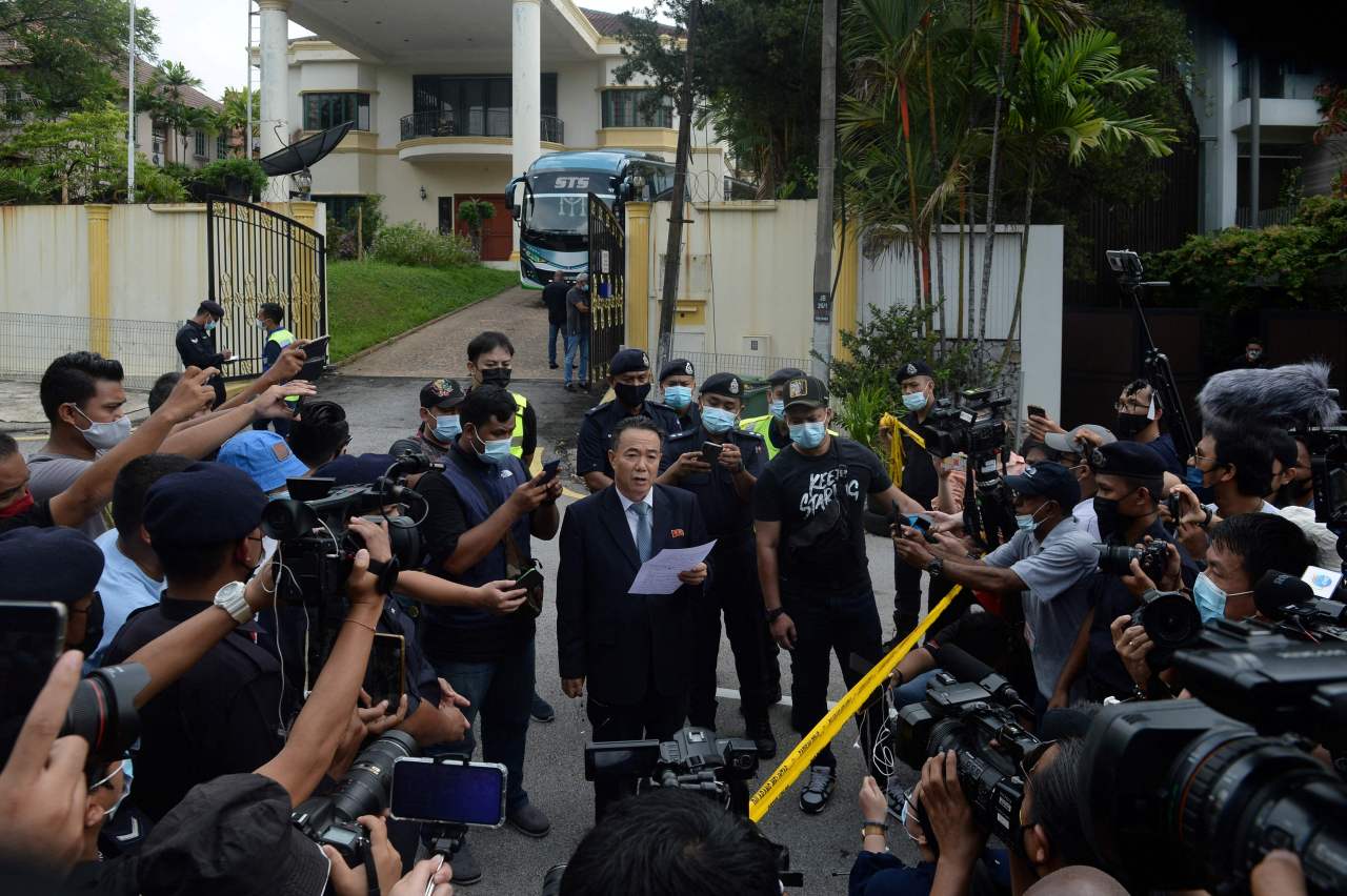 In this AFP photo, the North Korean Embassy in Malaysia's charge d'affaires, Kim Yu-song (C), reads a statement before leaving the mission in Kuala Lumpur on Sunday. (AFP-Yonhap)