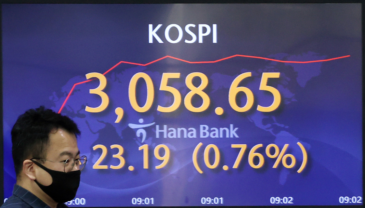 The benchmark Korea Composite Stock Price Index (Kospi) figures are displayed at a dealing room of a local bank in Seoul, Tuesday. (Yonhap)