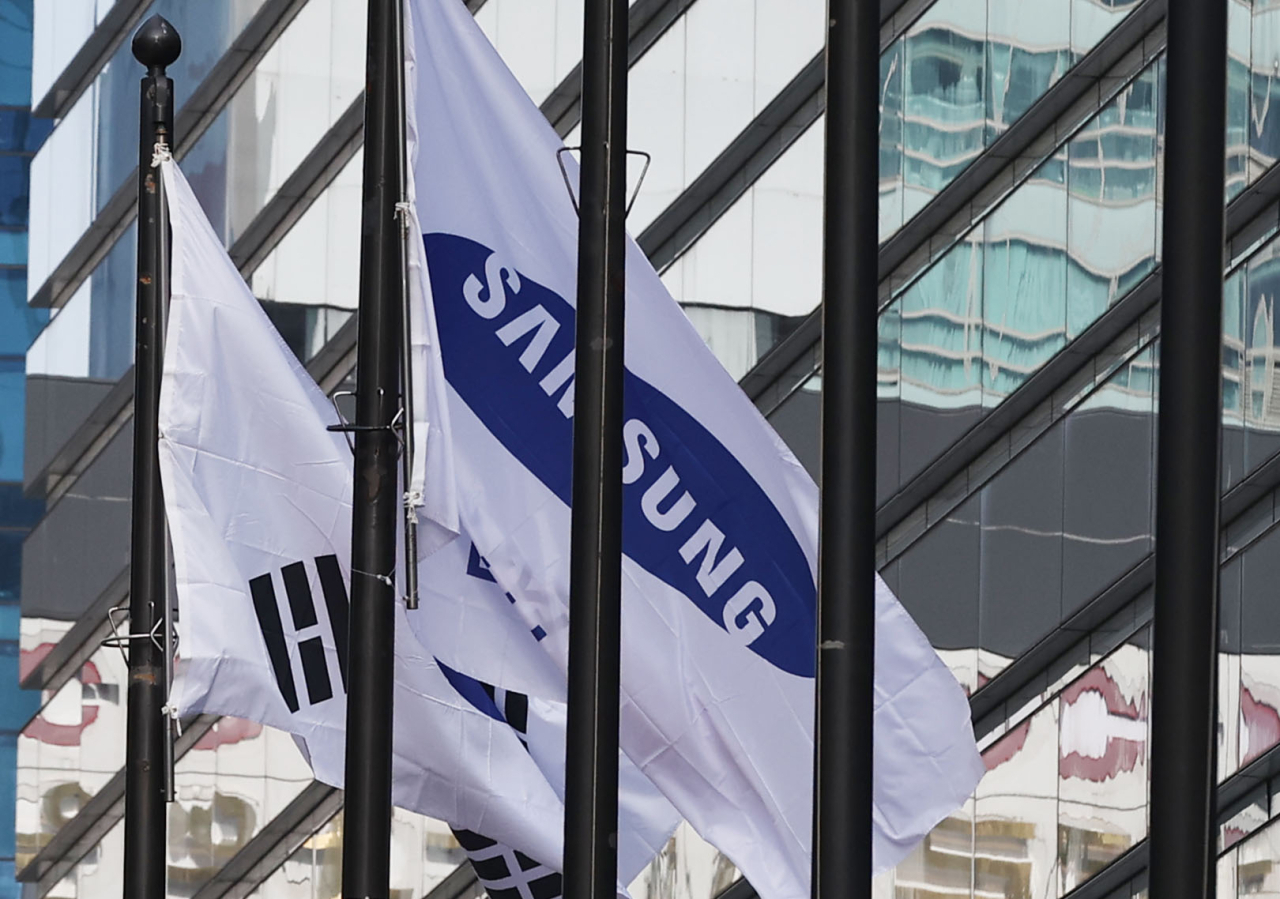 This photo shows the corporate flag of Samsung Group at its office building in Seoul. (Yonhap)